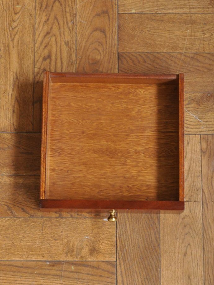 キャビネットの引き出しの中