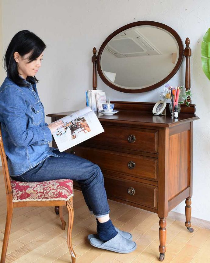 アンティークのドレッサー　アンティーク家具　落ち着いた大人のドレッシングチェスト、ウィルナット材の英国アンティーク家具。寝室だけじゃなく、リビングでも玄関でも･･･ドレッサーは寝室で使うイメージがありますが、アンティークのものはデザインが素敵なので、みんなが集まる場所に置いて見せながら使って下さい。(k-2054-f)