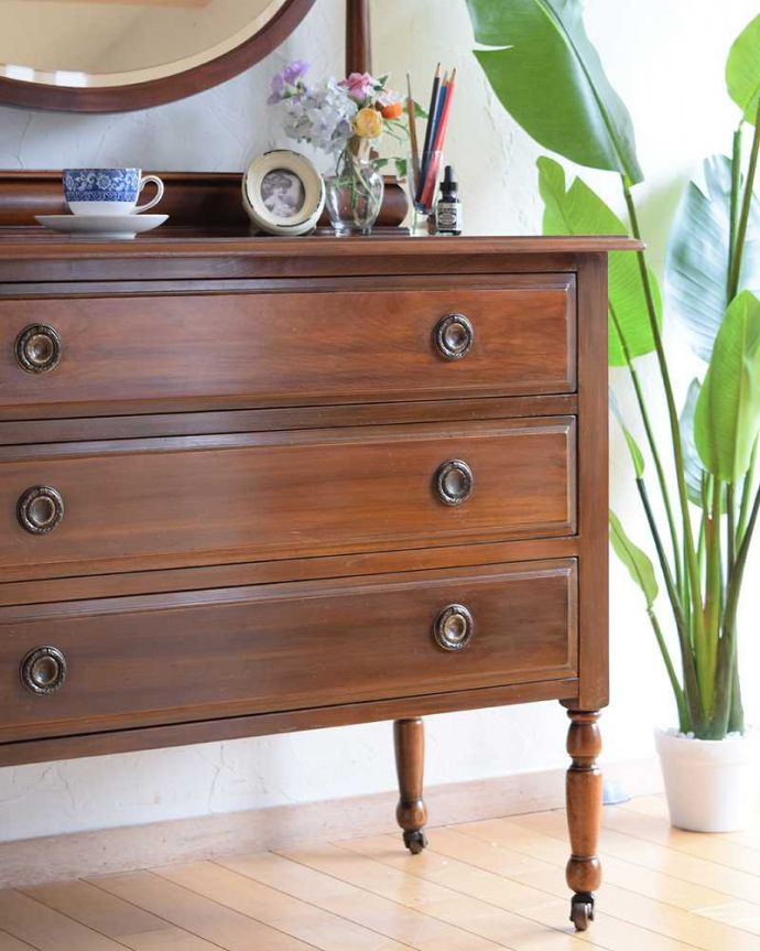 アンティークのドレッサー　アンティーク家具　落ち着いた大人のドレッシングチェスト、ウィルナット材の英国アンティーク家具。英国アンティークらしい凛とした雰囲気木目と彫の美しさが際立つ英国のアンティークらしいドレッシングチェスト。(k-2054-f)