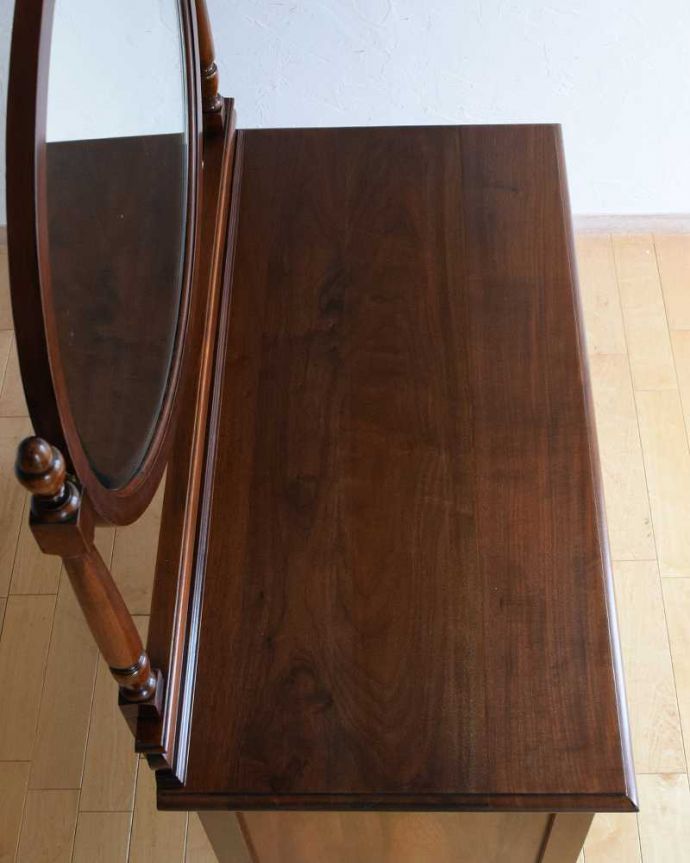 アンティークのドレッサー　アンティーク家具　落ち着いた大人のドレッシングチェスト、ウィルナット材の英国アンティーク家具。上から見るとこんな感じです。(k-2054-f)