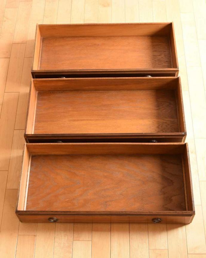 アンティークのドレッサー　アンティーク家具　落ち着いた大人のドレッシングチェスト、ウィルナット材の英国アンティーク家具。たっぷり収納出来るキレイな引き出しお洋服もたくさん入る引き出し。(k-2054-f)