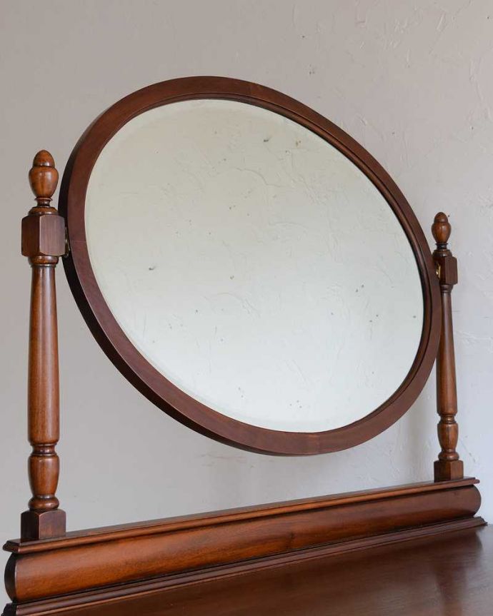 アンティークのドレッサー　アンティーク家具　落ち着いた大人のドレッシングチェスト、ウィルナット材の英国アンティーク家具。角度も変わりますミラーは角度を変えて使えます。(k-2054-f)