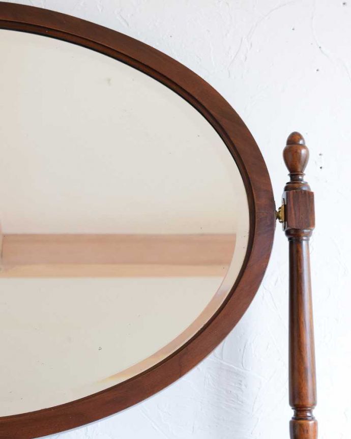 アンティークのドレッサー　アンティーク家具　落ち着いた大人のドレッシングチェスト、ウィルナット材の英国アンティーク家具。キラッと輝くアンティークのミラーアンティークの鏡はとても分厚いのでカッティングがキレイです。(k-2054-f)