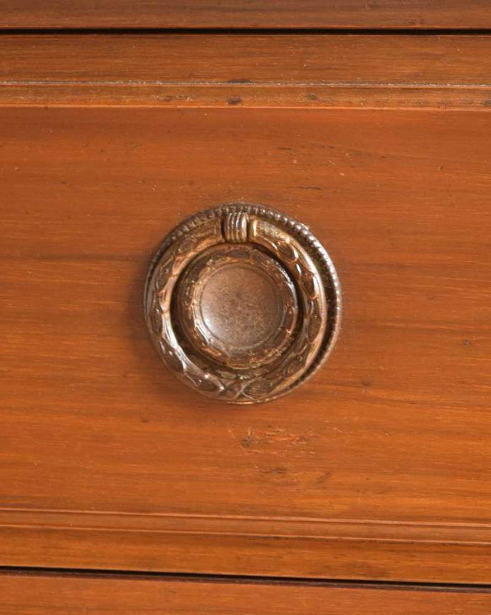 アンティークのドレッサー　アンティーク家具　落ち着いた大人のドレッシングチェスト、ウィルナット材の英国アンティーク家具。アンティークらしい素敵な取っ手味わい深いアンティークらしい取っ手のデザインからも時間の流れが感じられます。(k-2054-f)