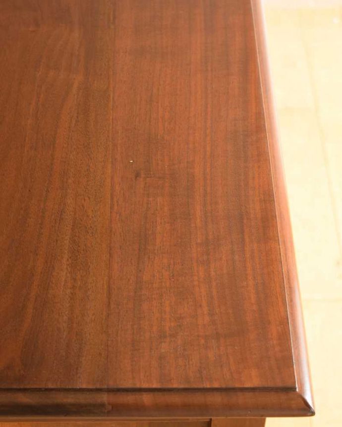アンティークのドレッサー　アンティーク家具　落ち着いた大人のドレッシングチェスト、ウィルナット材の英国アンティーク家具。天板の塗装もキレイ近づいてみると、ピッカピカでキレイに仕上げた天板の塗装。(k-2054-f)