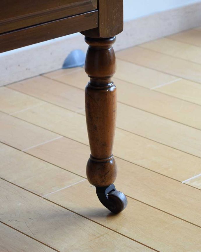 アンティークのドレッサー　アンティーク家具　落ち着いた大人のドレッシングチェスト、ウィルナット材の英国アンティーク家具。脚先にはキャスター現代のプラスチックと比べると重厚なため動きはスムーズではありません。(k-2054-f)