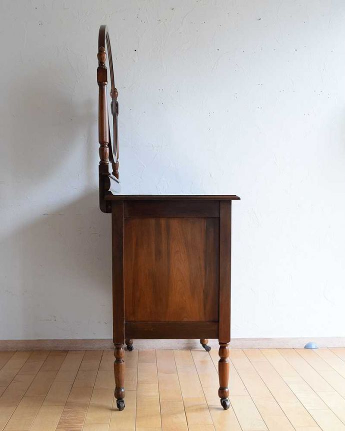 アンティークのドレッサー　アンティーク家具　落ち着いた大人のドレッシングチェスト、ウィルナット材の英国アンティーク家具。横から見てもステキ横から見るとこんな感じ。(k-2054-f)