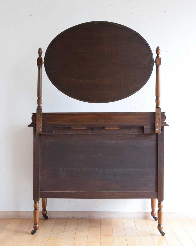 アンティークのドレッサー　アンティーク家具　落ち着いた大人のドレッシングチェスト、ウィルナット材の英国アンティーク家具。もちろん後ろ姿もキレイです。(k-2054-f)