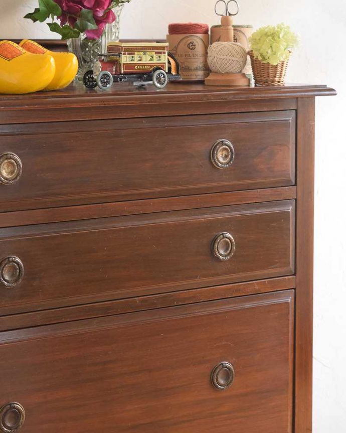 アンティークのチェスト　アンティーク家具　イギリスらしいアンティーク家具、ウォルナット材を使った３段チェスト 。見た目はもちろん、実用的に使って楽しみましょうアンティークのチェストは見た目の美しさはもちろん、実用的にたっぷり収納が出来る実力派。(k-2055-f)