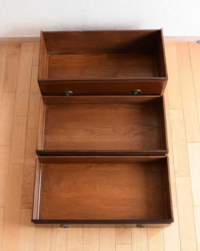 アンティークのチェスト　アンティーク家具　イギリスらしいアンティーク家具、ウォルナット材を使った３段チェスト 。何を入れても大丈夫。(k-2055-f)
