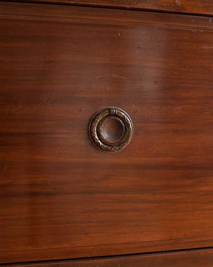 アンティークのチェスト　アンティーク家具　イギリスらしいアンティーク家具、ウォルナット材を使った３段チェスト 。開ける度にワクワク高級感漂うアンティークらしいデザインの取っ手。(k-2055-f)