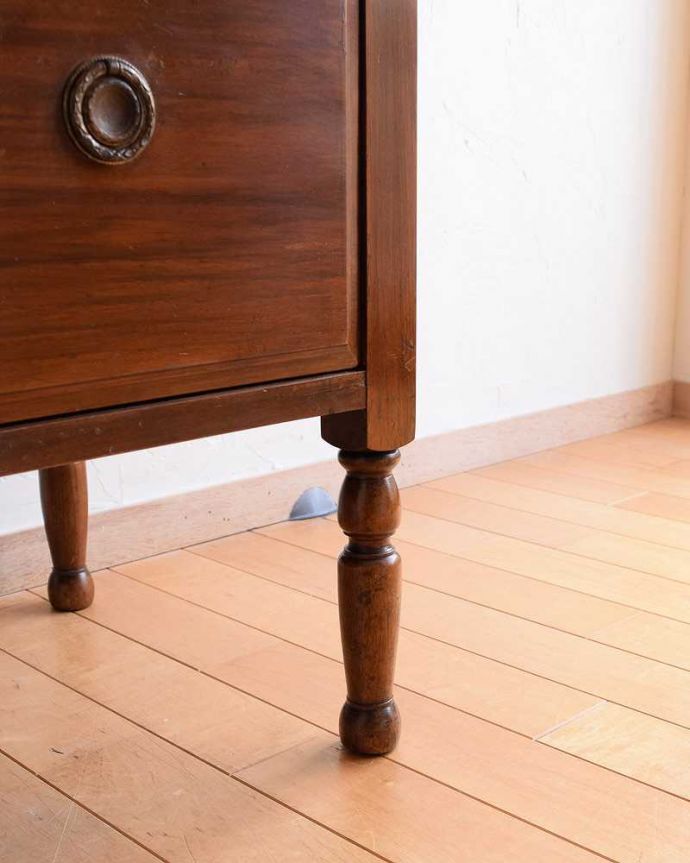 アンティークのチェスト　アンティーク家具　イギリスらしいアンティーク家具、ウォルナット材を使った３段チェスト 。女性1人でラクラク運べちゃう仕掛けHandleのアンティークは、脚の裏にフェルトキーパーをお付けしています。(k-2055-f)