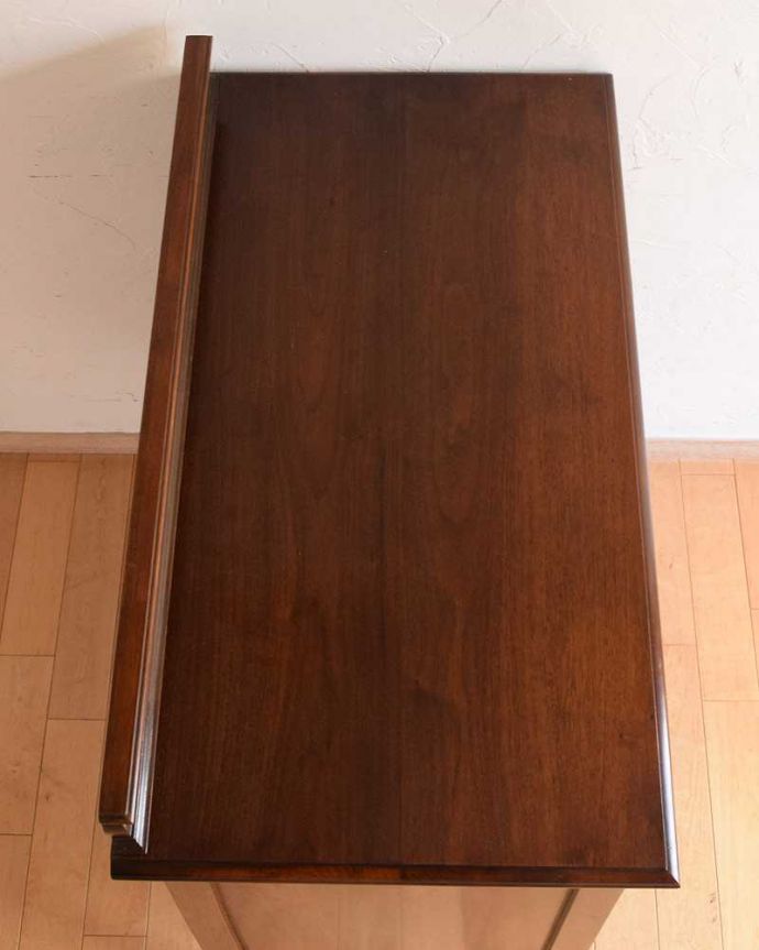 アンティークのチェスト　アンティーク家具　イギリスらしいアンティーク家具、ウォルナット材を使った３段チェスト 。何を置こうかな･･･？上から見ると、天板はこんな感じです。(k-2055-f)