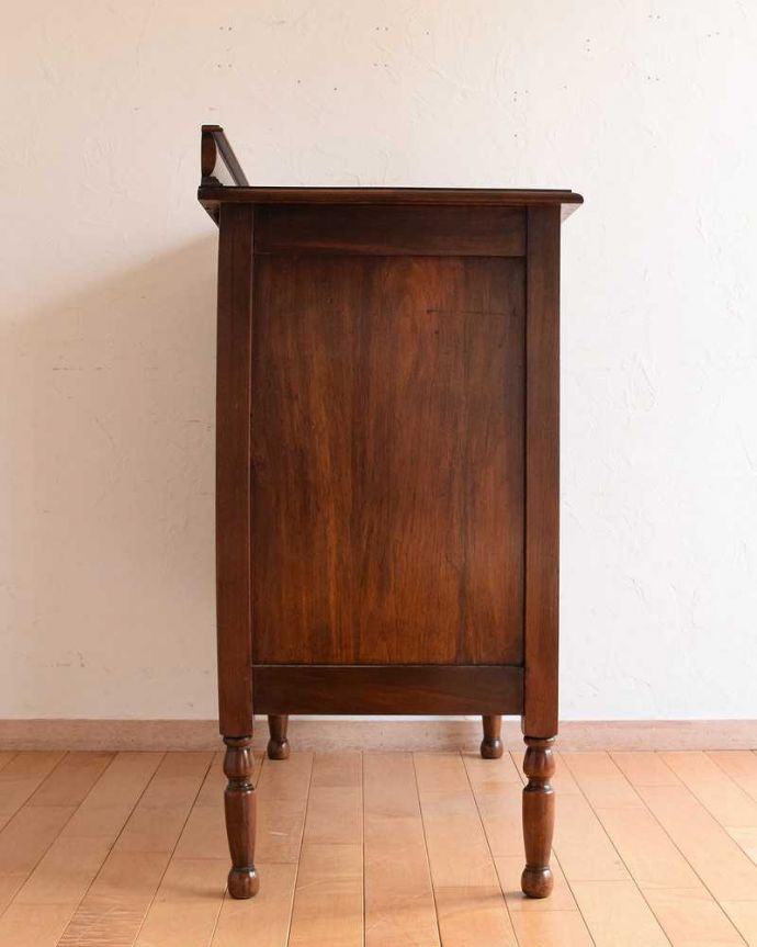 アンティークのチェスト　アンティーク家具　イギリスらしいアンティーク家具、ウォルナット材を使った３段チェスト 。横顔だってカッコいい横から見るとこんな感じです。(k-2055-f)