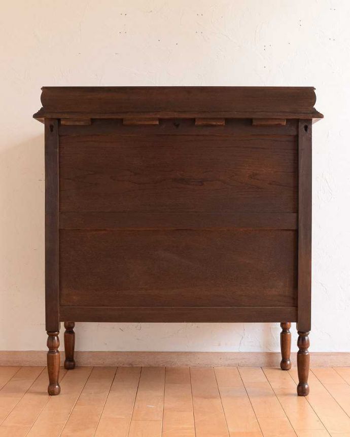 アンティークのチェスト　アンティーク家具　イギリスらしいアンティーク家具、ウォルナット材を使った３段チェスト 。後ろ姿にも自信アリ！アンティークは新品ではないので、経年変化によるキズはありますが、専門の職人がキレイに修復したので後ろ姿にも自信があります。(k-2055-f)