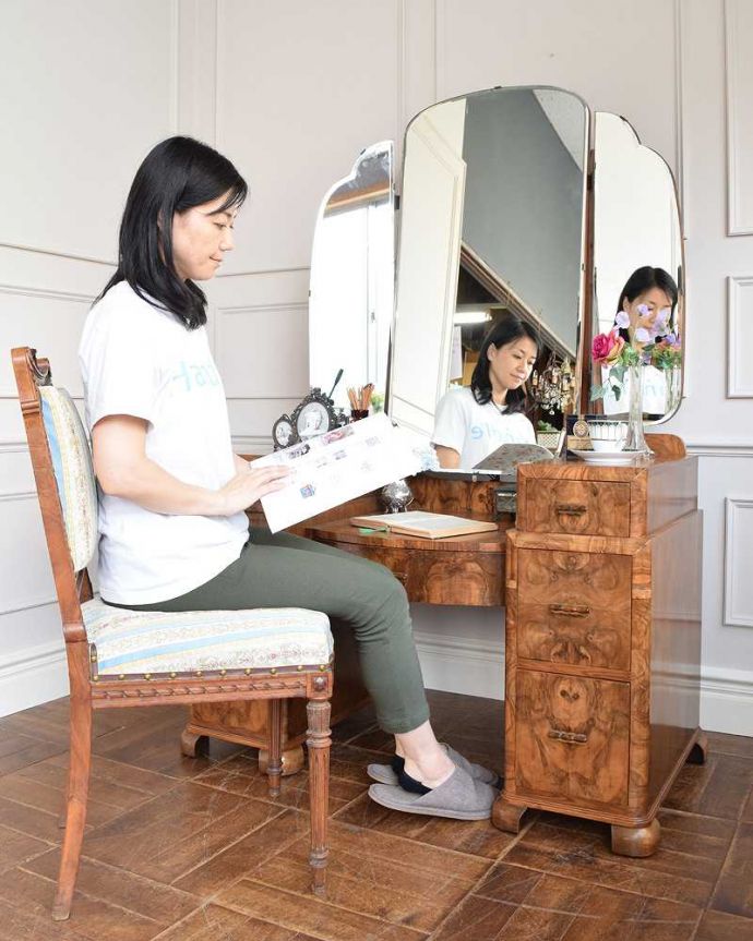 アンティークのドレッサー　アンティーク家具　洗練された美しさが魅力、イギリス輸入のアンティークドレッシングチェスト（三面鏡）。デスクとしても使えちゃう便利な家具天板も広々しているので、椅子を置けばデスクとして使えちゃうんです。(k-2056-f)