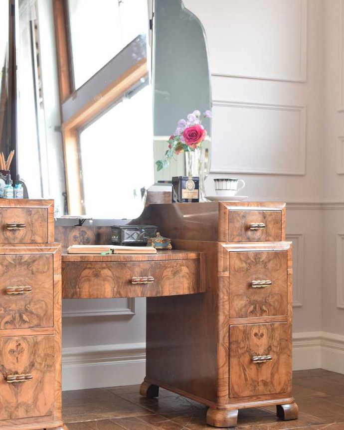 アンティークのドレッサー　アンティーク家具　洗練された美しさが魅力、イギリス輸入のアンティークドレッシングチェスト（三面鏡）。英国アンティークが持つ重厚な佇まい木目の美しさが際立つ英国アンティーク。(k-2056-f)