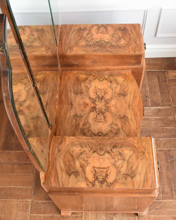 アンティークのドレッサー　アンティーク家具　洗練された美しさが魅力、イギリス輸入のアンティークドレッシングチェスト（三面鏡）。デスクとしても使える広々とした天板。(k-2056-f)