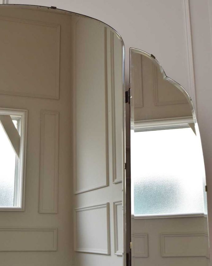 アンティークのドレッサー　アンティーク家具　洗練された美しさが魅力、イギリス輸入のアンティークドレッシングチェスト（三面鏡）。キラッと輝くアンティークのミラーアンティークの鏡はとても分厚いのでカッティングがキレイな所も自慢です。(k-2056-f)