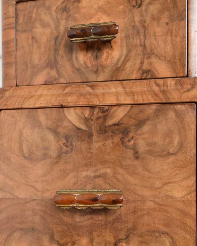 アンティークのドレッサー　アンティーク家具　洗練された美しさが魅力、イギリス輸入のアンティークドレッシングチェスト（三面鏡）。こんな所もアンティークらしさ取っ手のデザインもアンティークらしさがたっぷり。(k-2056-f)