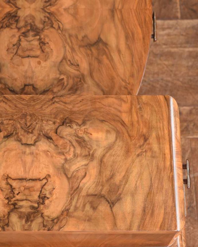 アンティークのドレッサー　アンティーク家具　洗練された美しさが魅力、イギリス輸入のアンティークドレッシングチェスト（三面鏡）。昔の人の知恵ミラーの脇にある小さな台。(k-2056-f)