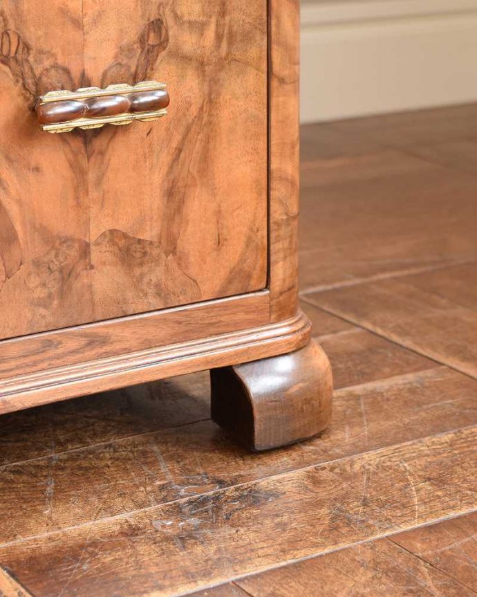 アンティークのドレッサー　アンティーク家具　洗練された美しさが魅力、イギリス輸入のアンティークドレッシングチェスト（三面鏡）。女性1人でラクラク運べちゃう仕掛けHandleのアンティークは、脚の裏にフェルトキーパーをお付けしています。(k-2056-f)