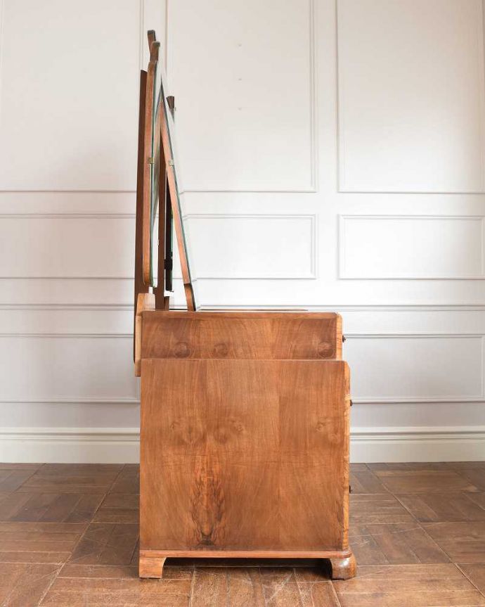 アンティークのドレッサー　アンティーク家具　洗練された美しさが魅力、イギリス輸入のアンティークドレッシングチェスト（三面鏡）。横から見てもステキもちろん横から見られてもいいようにしっかり修復してあります。(k-2056-f)