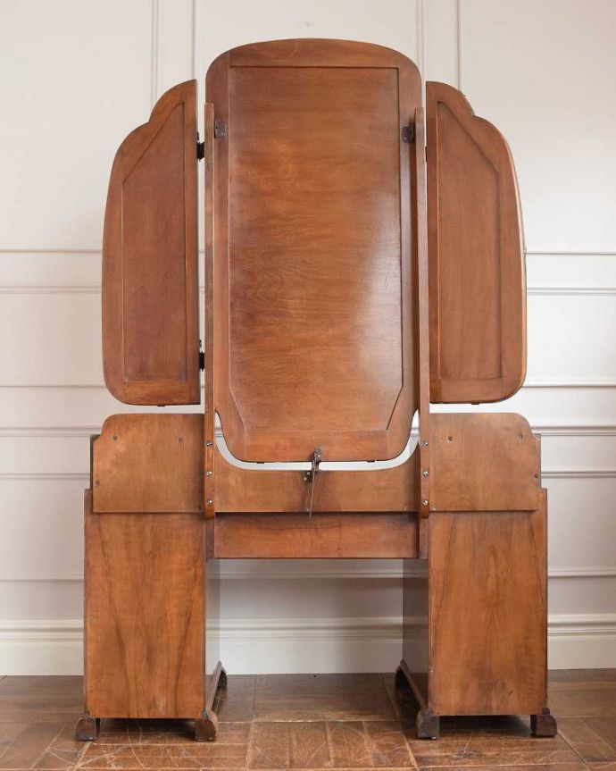 アンティークのドレッサー　アンティーク家具　洗練された美しさが魅力、イギリス輸入のアンティークドレッシングチェスト（三面鏡）。もちろん、後ろ姿もキレイです。(k-2056-f)