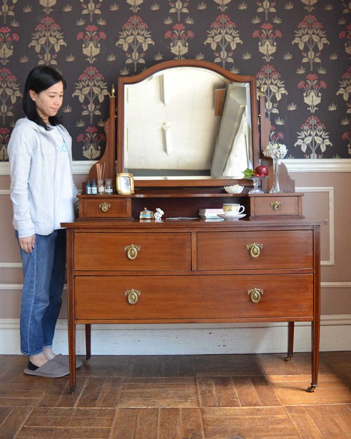 アンティークのドレッサー　アンティーク家具　本場イギリスから到着、マホガニー材を使ったアンティークドレッシングチェスト。大きな鏡を見る度に毎日が楽しくなるドレッシングチェストミラーが付いた女性のための家具ドレッシングチェスト。(k-2057-f)