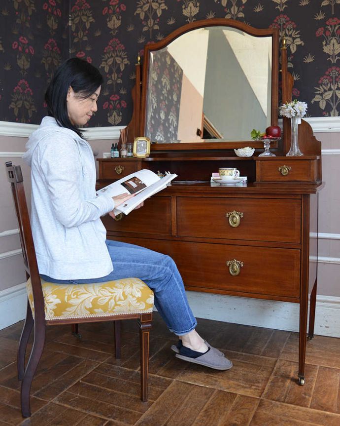 アンティークのドレッサー　アンティーク家具　本場イギリスから到着、マホガニー材を使ったアンティークドレッシングチェスト。自分だけの場所で過ごす自分だけの時間女性にとって特別な場所だから、ここに座っているだけでなんだかワクワクしちゃうんです。(k-2057-f)