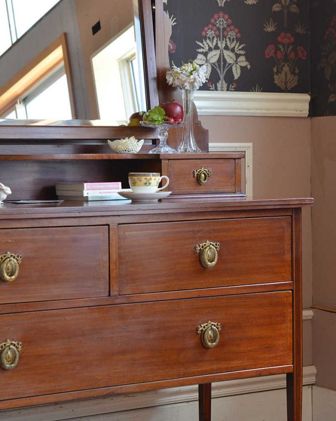 アンティークのドレッサー　アンティーク家具　本場イギリスから到着、マホガニー材を使ったアンティークドレッシングチェスト。英国アンティークが持つ素材の華やかさ木目の美しさが際立つ英国アンティークらしいドレッシングチェスト。(k-2057-f)