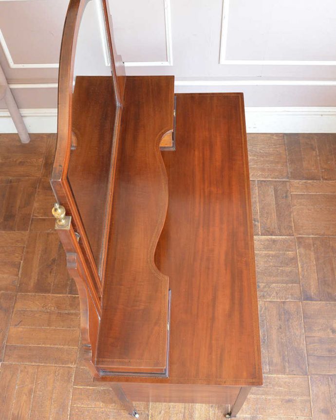 アンティークのドレッサー　アンティーク家具　本場イギリスから到着、マホガニー材を使ったアンティークドレッシングチェスト。上から見てみると･･･アンティーク家具専門の職人がピッカピカにお直ししました。(k-2057-f)