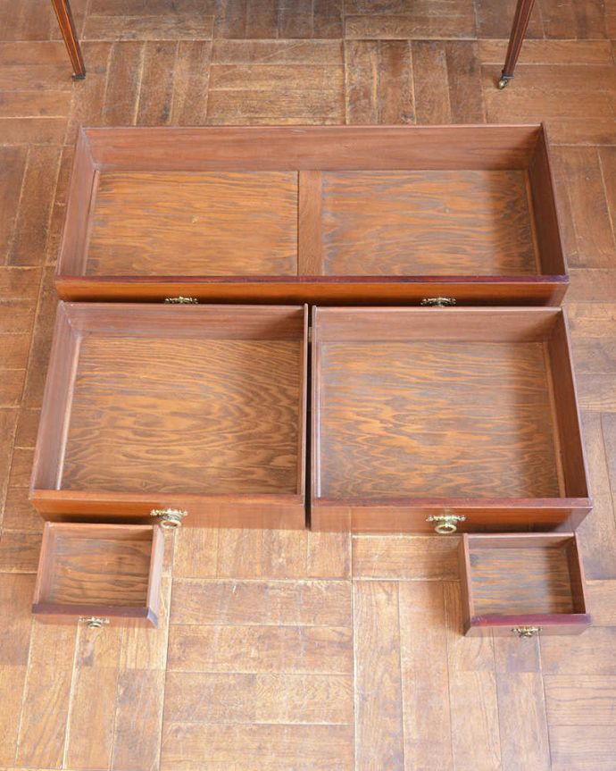 アンティークのドレッサー　アンティーク家具　本場イギリスから到着、マホガニー材を使ったアンティークドレッシングチェスト。引き出しの中もキレイに修復しました収納としても使えるよう、もちろん引き出しの中も職人がキレイにお直ししました。(k-2057-f)