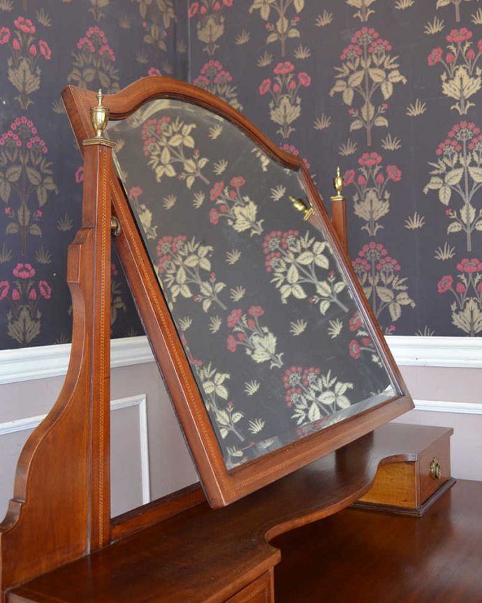 アンティークのドレッサー　アンティーク家具　本場イギリスから到着、マホガニー材を使ったアンティークドレッシングチェスト。お部屋も広く見せてくれます身だしなみを整えるのはもちろん、大きな鏡はお部屋を広く見せる効果があります。(k-2057-f)