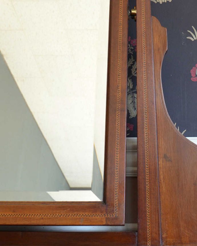 アンティークのドレッサー　アンティーク家具　本場イギリスから到着、マホガニー材を使ったアンティークドレッシングチェスト。ご希望の方には新しいミラーでお届けしますコンディションのいいアンティークのミラーですが、ご希望の方には新しいミラーに交換してお届けします（別途見積もり）ご注文の際お気軽にご連絡下さい。(k-2057-f)