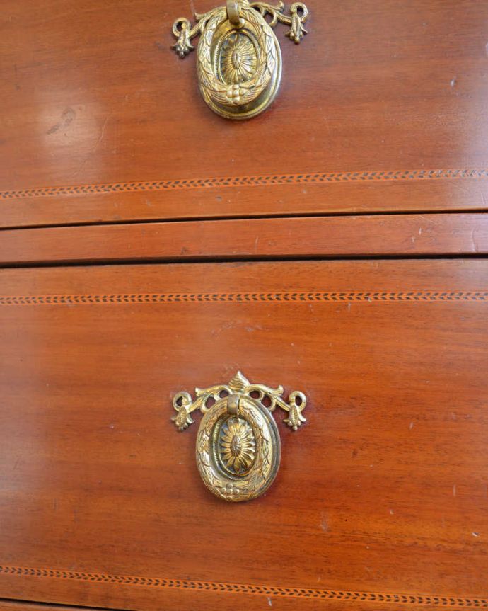 アンティークのドレッサー　アンティーク家具　本場イギリスから到着、マホガニー材を使ったアンティークドレッシングチェスト。アンティークらしい素敵な取っ手味わい深いアンティークらしい取っ手のデザインからも時間の流れが感じられます。(k-2057-f)