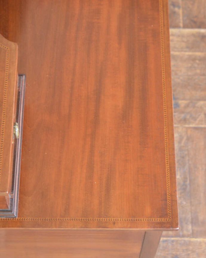 アンティークのドレッサー　アンティーク家具　本場イギリスから到着、マホガニー材を使ったアンティークドレッシングチェスト。昔の人の知恵ミラーの脇にある小さな台。(k-2057-f)