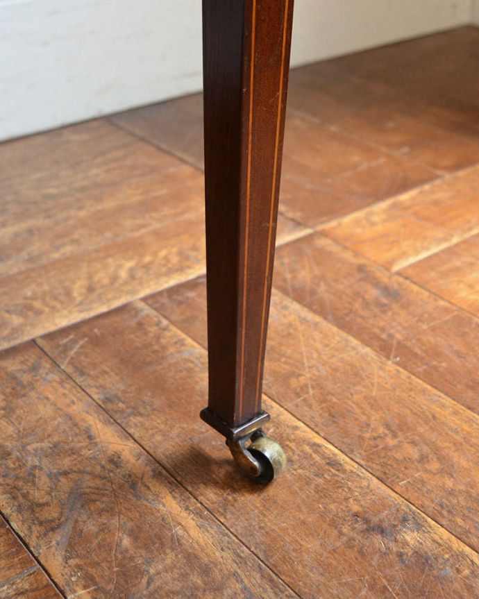 アンティークのドレッサー　アンティーク家具　本場イギリスから到着、マホガニー材を使ったアンティークドレッシングチェスト。脚先にはキャスター現代のプラスチックと比べると重厚なため動きはスムーズではありません。(k-2057-f)