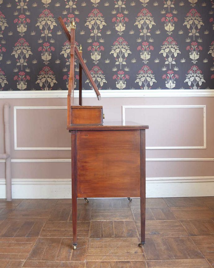 アンティークのドレッサー　アンティーク家具　本場イギリスから到着、マホガニー材を使ったアンティークドレッシングチェスト。横から見てもステキもちろん横から見られてもいいようにしっかり修復してあります。(k-2057-f)