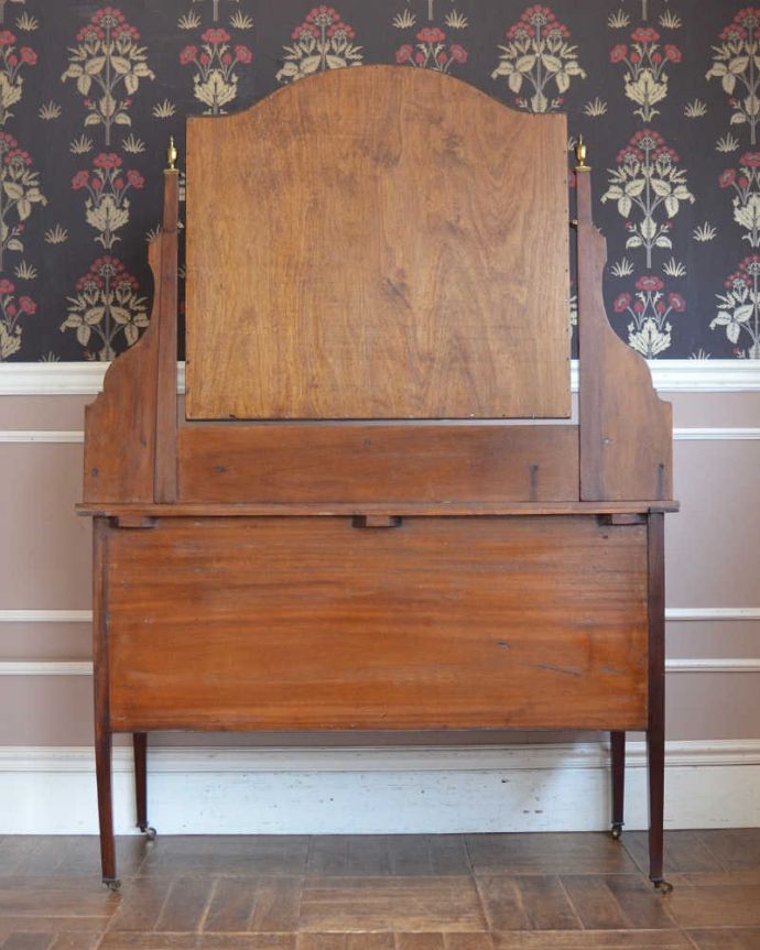 アンティークのドレッサー　アンティーク家具　本場イギリスから到着、マホガニー材を使ったアンティークドレッシングチェスト。もちろん、後ろ姿もキレイです。(k-2057-f)