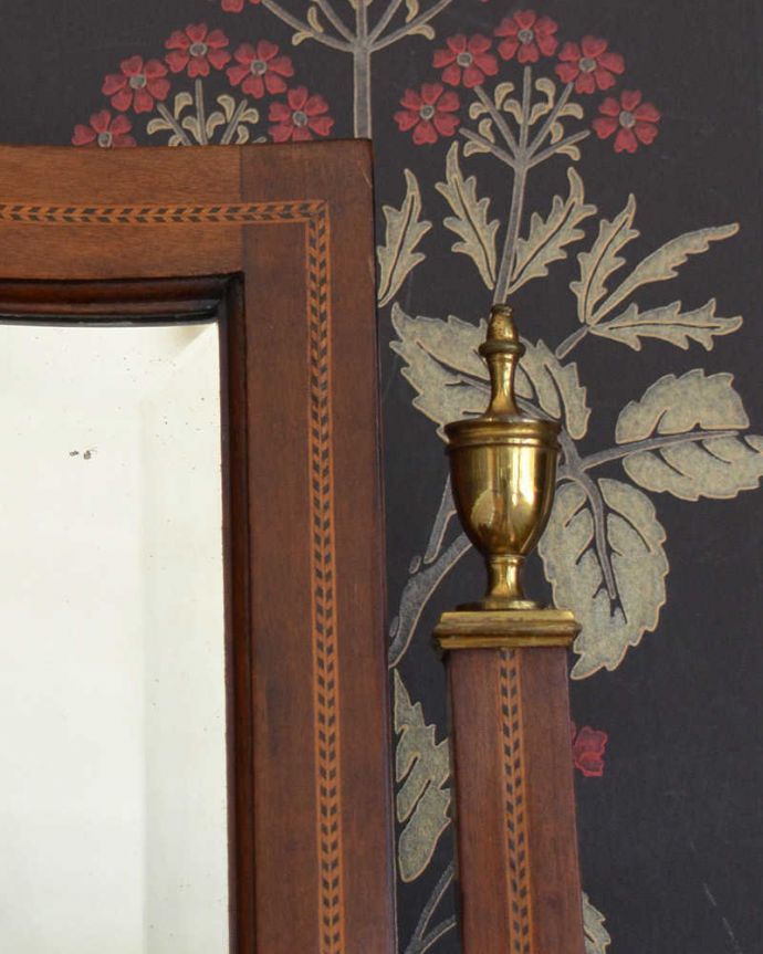 アンティークのドレッサー　アンティーク家具　本場イギリスから到着、マホガニー材を使ったアンティークドレッシングチェスト。ここの装飾も最上級の美しさいろんな部分の美しさが重なり合って、最上級の美しさを醸し出してくれます。(k-2057-f)