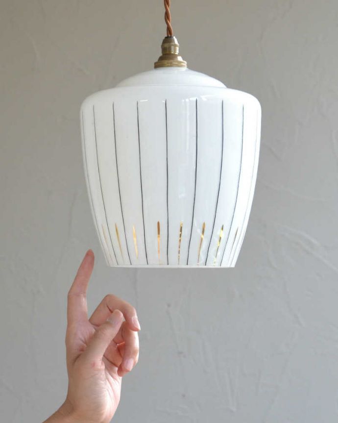 ペンダントライト　照明・ライティング　シンプルなラインのアンティークペンダントライト（天井付け照明）（コード・シャンデリア球・ギャラリーなし））。。(k-2058-z)