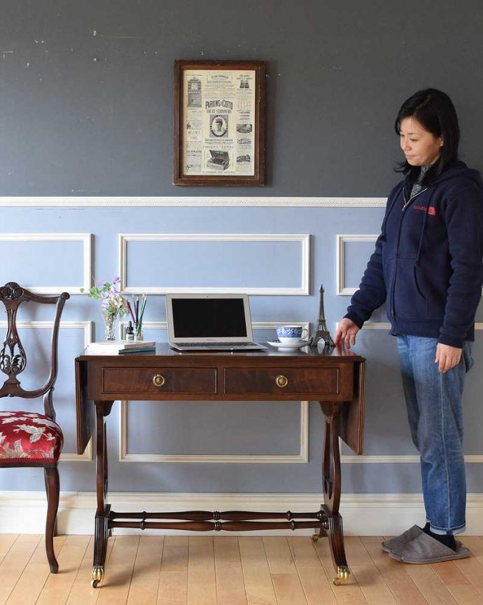 アンティークのデスク・書斎机　アンティーク家具　キャスター付きのマホガニー材デスク、伸張式のアンティークバタフライテーブル。蝶の羽がモチーフになった美しいテーブルまるで蝶々が羽を広げるように折りたたみが出来るところから名前が付けられた「バタフライ（蝶々）テーブル」。(k-2059-f)