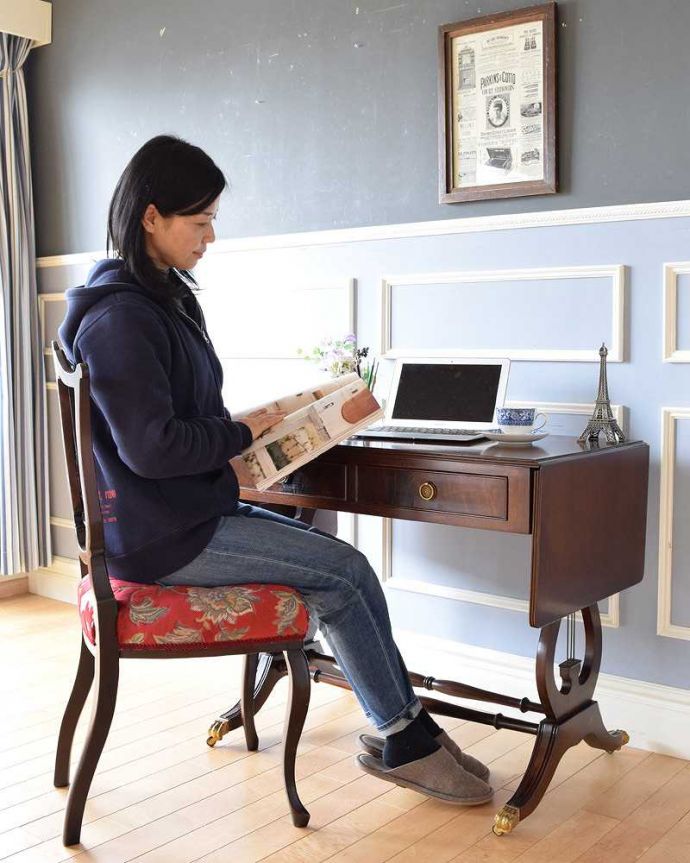 アンティークのデスク・書斎机　アンティーク家具　キャスター付きのマホガニー材デスク、伸張式のアンティークバタフライテーブル。自分だけのちょっと贅沢な時間テーブルとしてもデスクとしても使えるデザイン。(k-2059-f)