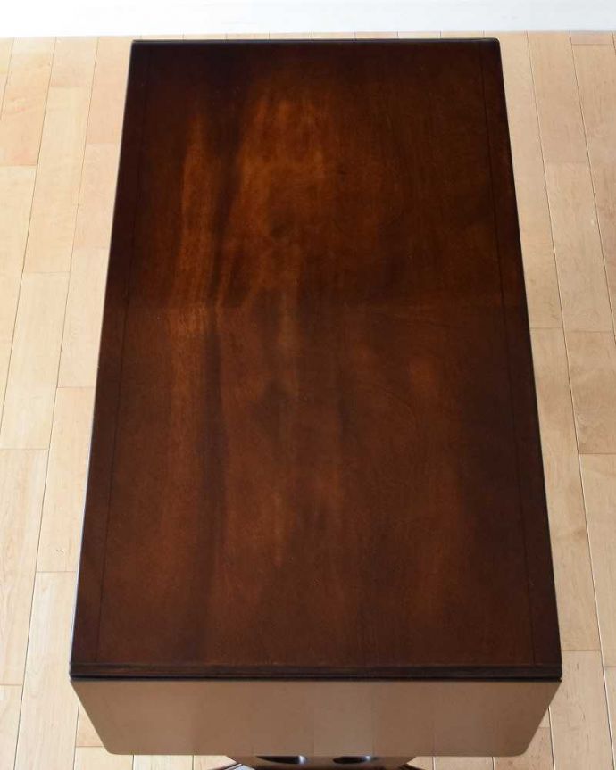 アンティークのデスク・書斎机　アンティーク家具　キャスター付きのマホガニー材デスク、伸張式のアンティークバタフライテーブル。畳むとこんなにスリムなサイズリーフを開く前はこんな形です。(k-2059-f)