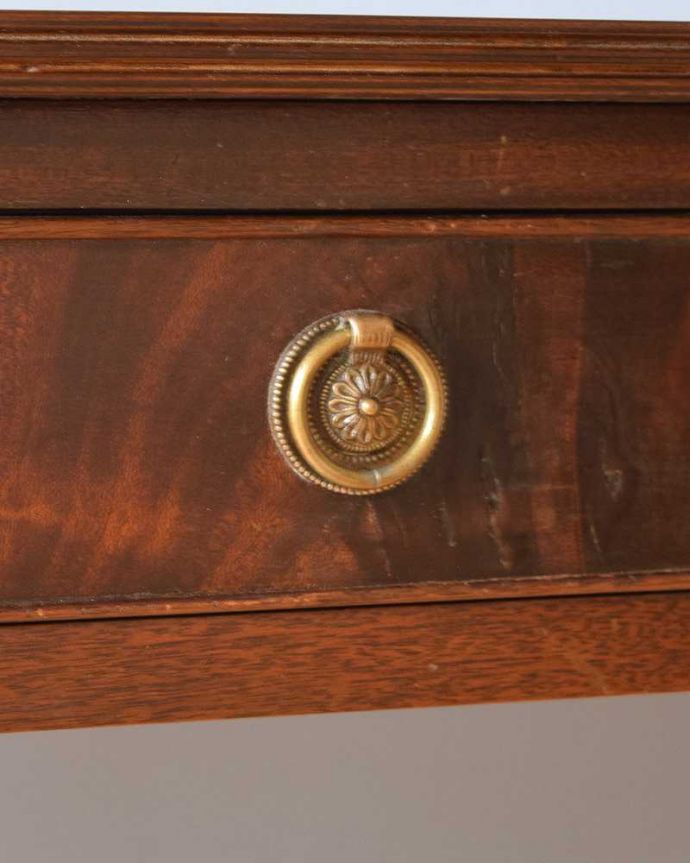 アンティークのデスク・書斎机　アンティーク家具　キャスター付きのマホガニー材デスク、伸張式のアンティークバタフライテーブル。アンティークらしい取っ手アンティークらしいデザインの取っ手を、そっと引っ張って開けるたびに、宝箱を開けている気分です。(k-2059-f)