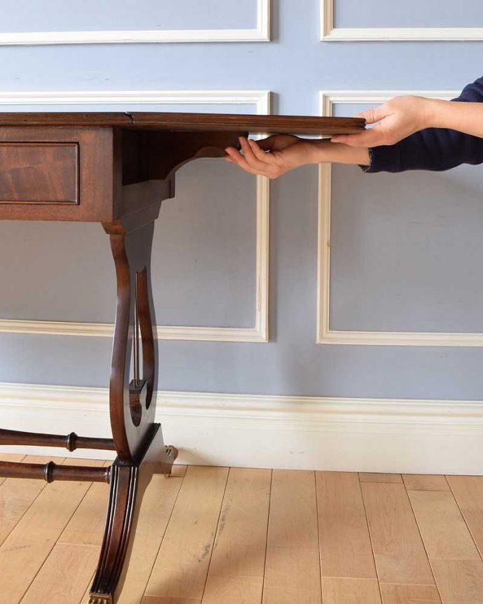 アンティークのデスク・書斎机　アンティーク家具　キャスター付きのマホガニー材デスク、伸張式のアンティークバタフライテーブル。あっという間にサイズ変更OK！天板を持ち上げてバーを出すだけで、簡単にサイズが変えれます。(k-2059-f)