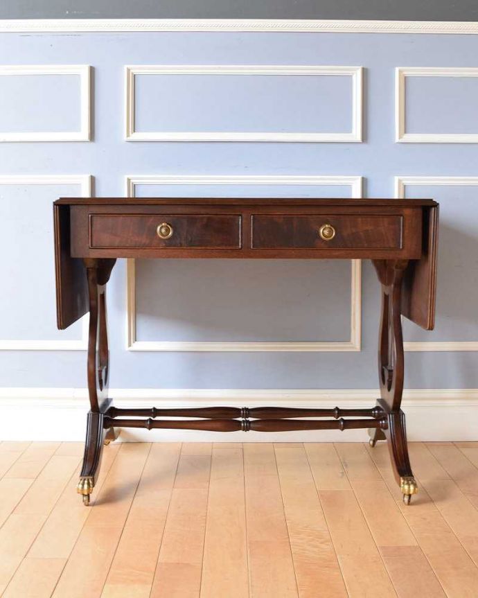 アンティークのデスク・書斎机　アンティーク家具　キャスター付きのマホガニー材デスク、伸張式のアンティークバタフライテーブル。リーフを畳むと･･･天板の両側のリーフを畳むと意外にコンパクト。(k-2059-f)