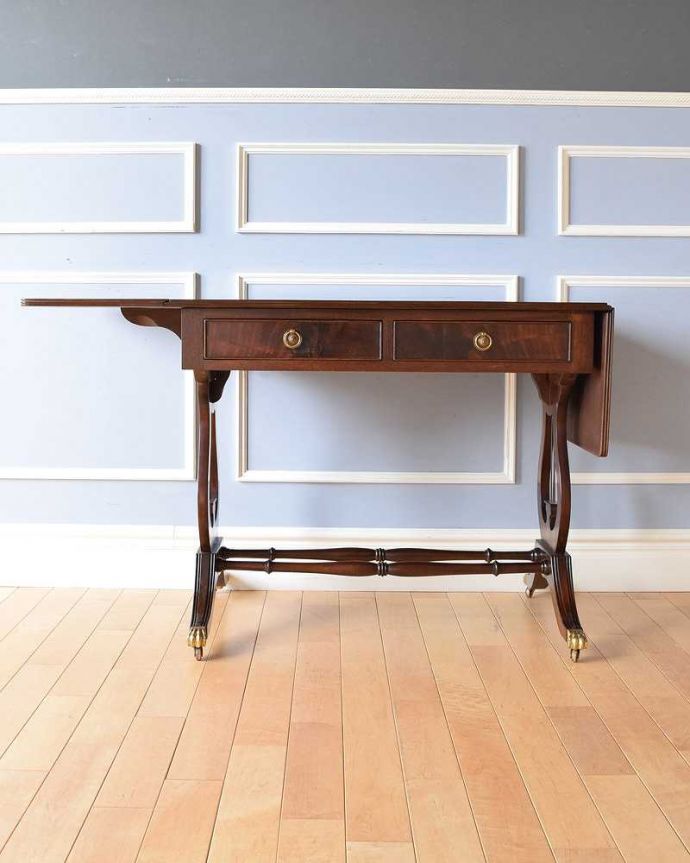 アンティークのデスク・書斎机　アンティーク家具　キャスター付きのマホガニー材デスク、伸張式のアンティークバタフライテーブル。片方だけ開いても使えます3WAYで使えるから、片側だけ開いた状態でもOK。(k-2059-f)