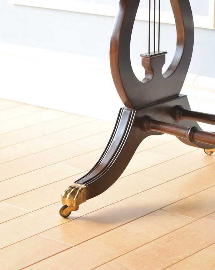 アンティークのデスク・書斎机　アンティーク家具　キャスター付きのマホガニー材デスク、伸張式のアンティークバタフライテーブル。女性1人でラクラク運べちゃうんですキャスター付きの脚。(k-2059-f)